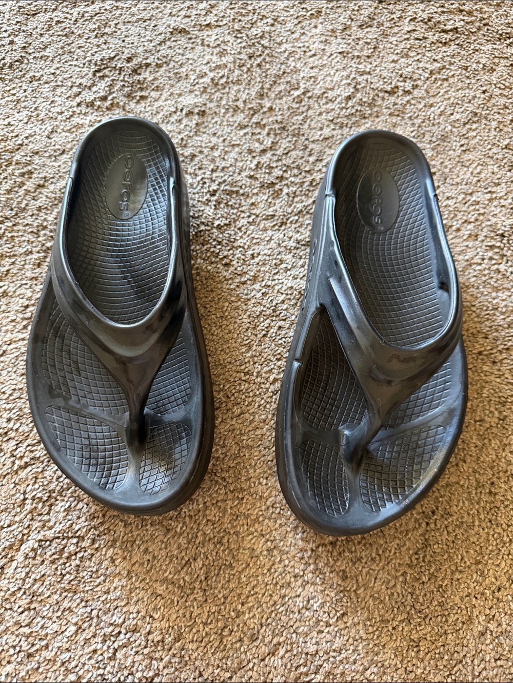 OOFOS Black Recovery Thong Flip Flops-barely worn